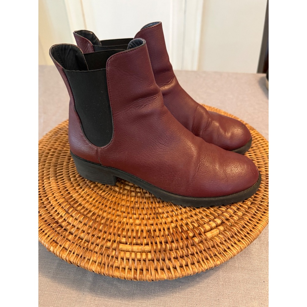 American Eagle Outfitters Womens Burgundy Chelsea Boots Size 8 Ankle Lug Sole